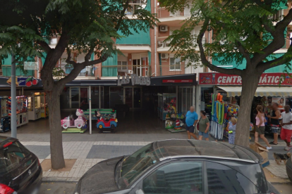 El establecimiento está ubicado en el número 81 del paseo Pau Casals de la Pineda.