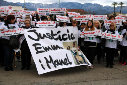 Una part dels manifestants a les portes dels jutjat penal de Tortosa amb cartells demanant justícia per als dos joves morts en l'accident de l'N-340. Imatge del 12 de febrer de 2018 (horitzontal)