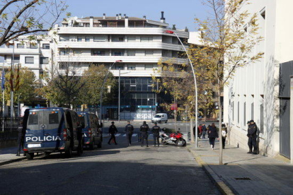 Pla obert on es poden veure furgones i policies al davant de la comissaria de la policia espanyola a Lleida i al costat del col·legi Lestonnac, el 21 de novembre de 2017.