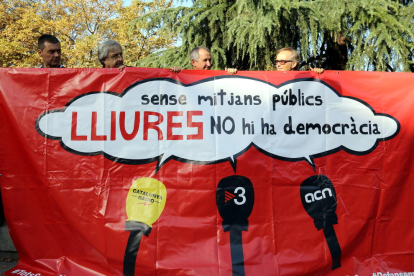 Concentració dels treballadors de TV3, Catalunya Ràdio i l'ACN davant el Senat per apartar els mitjans públics del 155.