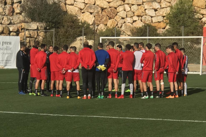 Els jugadors, durant la xerrada prèvia a l'entrenament d'avui.