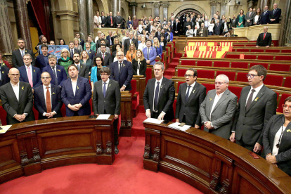 Los parlamentarios cantando Els Segadores, después de la proclamación de la República.