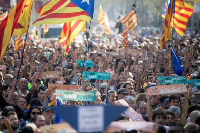 La gent, concentrada davant del Parlament de Catalunya