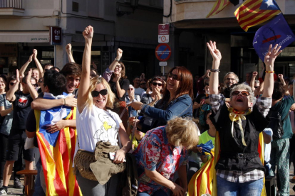 Pla mig d'un grup de persones saltant d'alegria a la plaça del Mercadal de Reus després de la declaració de la República catalana independent. Imatge del 27 d'octubre del 2017
