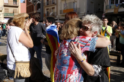Dues dones abraçant-se, emocionades, a la plaça del Mercadal de Reus, després de la declaració de la República.
