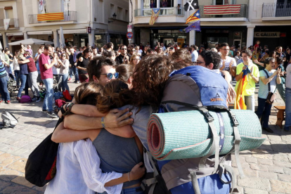 Un grup de joves abraçant-se a la plaça del Mercadal de Reus.