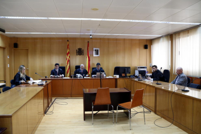Plano general de la sala de vistas de la Audiencia de Tarragona durante el juicio contra un hombre -a la derecha de la imagen- acusado de intentar introducir a una menor al maletero de su vehículo en Cambrils.