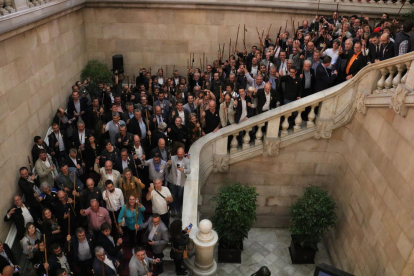 Alcaldes independentistas en la escalera del Parlament, después del pleno que ha declarado la independencia de Cataluña, este 27 de octubre.