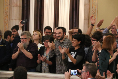 Diputats de la CUP a dalt de l'escala del Parlament, després del ple que ha declarat la independència de Catalunya.