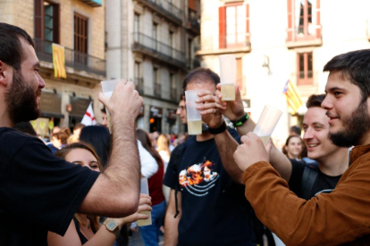 Un grupo de amigos celebrando la proclamación de la República catalana en la Plaza Sant Jaume.