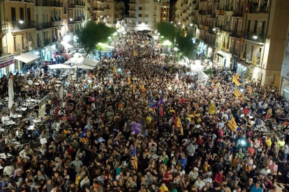 Imagen de los asistentes a la proclamación de la República Catalana en la plaza de la Font de Tarragona.