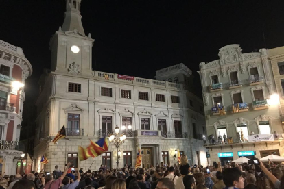 Ciutadans a la plaça del Mercadal de Reus amb estelades.