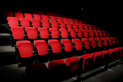 Pla general de les butaques que la Sala Trono ha comprat a un teatre de Salamanca per al nou espai de la caixa escènica del Metropol. Imatge de l'11 de gener del 2018
