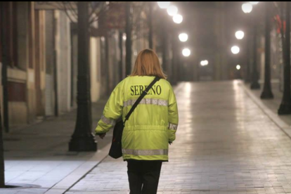 Una trabajadora de Serenos de Gijón hace su ruta por una de las calles de la ciudad asturiana.