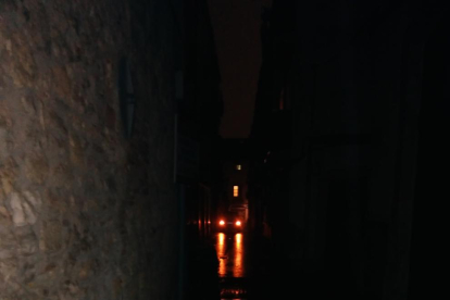 El carrer Mediona, durant una apagada després de ploure.