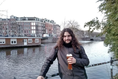 Jaume Mulé, davant un dels coneguts canals d'Amsterdam.