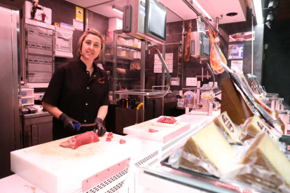 Ana Tirado trabaja en una parada especializada en la venta de carne de equino.