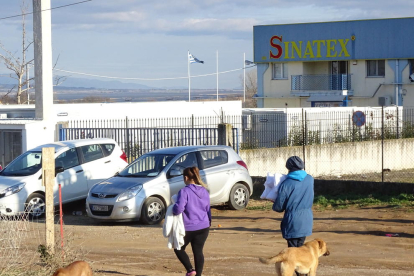 Imagen de la entrada en Sinatex, nave convertida en un campo de refugiados el año 2016.