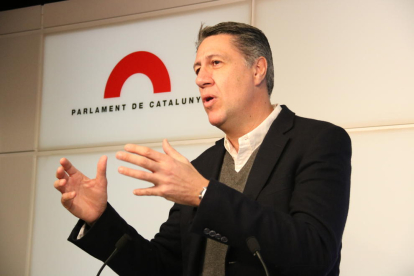 El líder de PPC, Xavier García Albiol, a los atriles del Parlamento.