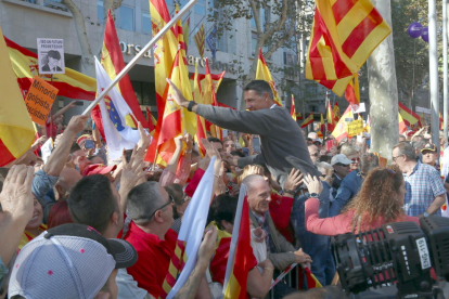 Albiol saluda manifestants aquest diumenge a Barcelona.