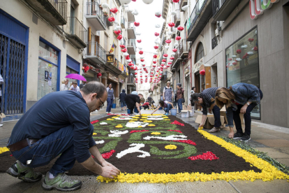 L'acte tradicional de crear catifes amb flors s'ha fet tot i la pluja