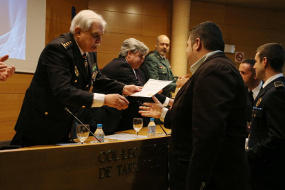 El comisario jefe de la policía española en Tarragona, Carlos Yubero, haciendo entrega de un diploma a uno de los reconocidos.