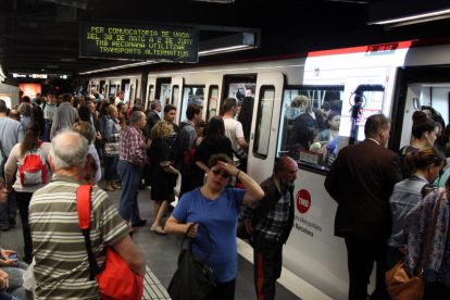 Imatge d'arxiu de l'andana de la línia 5 del metro de Barcelona a l'estació de Sants.