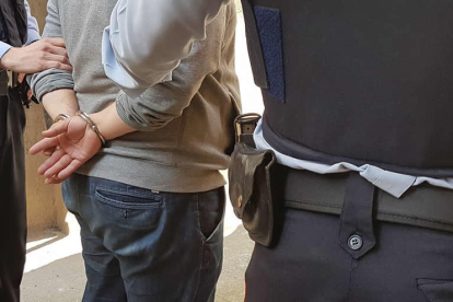 Imatge d'un detingut pels Mossos d'Esquadra.