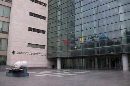Imatge de la façana exterior de la Ciutat de la Justícia de València.