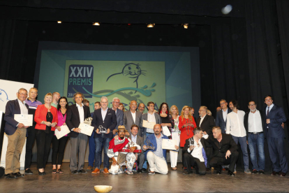 Fotografia de família entre els premiats, membres de l'organització i autoritats.