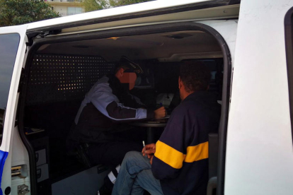 Imagen del denunciado dentro del coche de atestados de la Policía Local de Platja d'Aro.