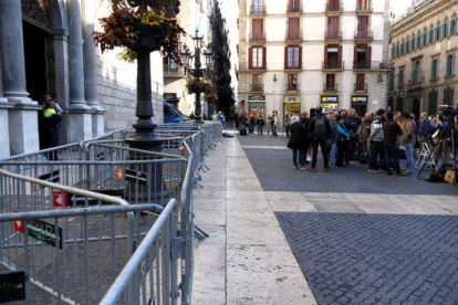 Las vallas de los Mossos impiden el paso de los vehículos hacia el interior del Palau de la Generalitat