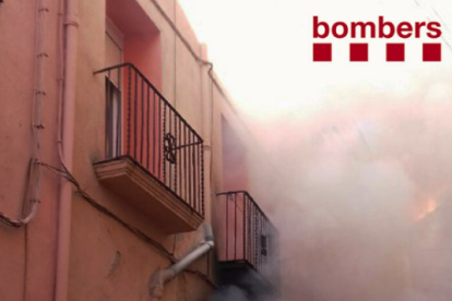 Vuit dotacions dels Bombers han treballat en l'extinció de l'incendi d'una casa a Vallmoll.