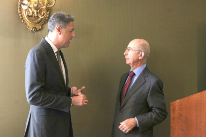 El president del PPC i candidat el 21-D, Xavier García Albiol, conversa amb el president del Círculo Ecuestre, Alfonso Maristany.