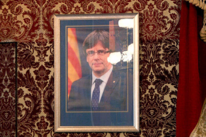 Primer plano del retrato del presidente Carles Puigdemont en el salón de plenos del Ayuntamiento de Tarragona.