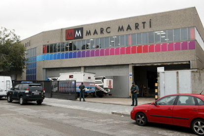Agentes de la Guardia Civil en las puertas de la imprenta Marc Martí, en l'Hospitalet de Llobregat.