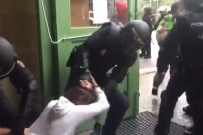 Imagen de uno de los vídeos de la actuación policial en el instituto Pau Claris.