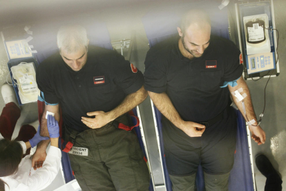 Dos bombers donant sang a Barcelona