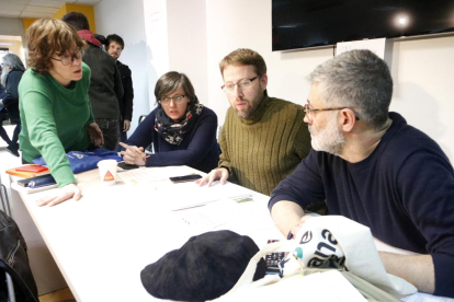 Els diputats de la CUP Vidal Aragonès i Carles Riera, amb les exdiputades Mireia Boya i Eulàlia Reguant, a la reunió del Consell Polític de la CUP.
