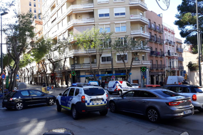 Imagen de la esquina entre Estanislau Figueres i Rovira i Virgilii, punto donde se ha cortado el tráfico en dirección a la fuente del Centenario.