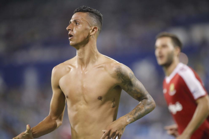Maikel Mesa celebra el gol que va marcar amb el Nàstic en el partit d'anada a Zaragoza, que va acabar amb empat a un gol.