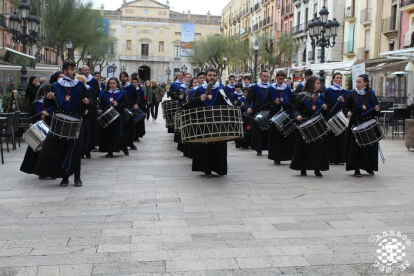 La Banda del Sant Enterrament del Gremi de Marejants sortint de la plaça de la Font