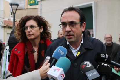 Primer plano del diputado electo de Junts per Catalunya Josep Rull atendiendo los medios en Cambrils.