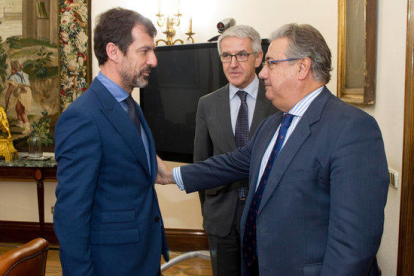 El nou cap dels Mossos d'Esquadra, el comissari Ferran López, amb el ministre de l'Interior, Juan Ignacio Zoido, en la reunió a Madrid, el 30 d'octubre del 2017.