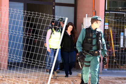 Imatge del moment en què la Guàrdia Civil va detenir la membre del CDR de Viladecans.