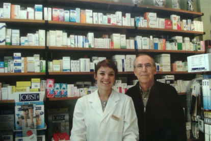 Joan Micó i la seva filla Gabi, a la farmàcia de Rambla Nova.