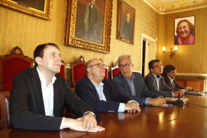 Los eurodiputados Javi López (PSC) y Santiago Fisas (PP), en rueda de prensa con el alcalde de Tarragona, Josep Fèlix Ballesteros, y los concejales José Luis Martín y Javier Villamayor.