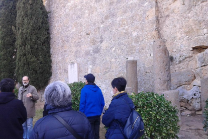 A la dreta, columnes de granit procedents de la zona de Troia.