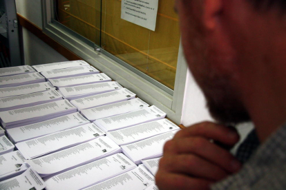 Imagen de archivo de una persona en un colegio electoral.