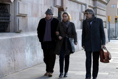 Jordi Montull i Gemma Montull arribant a l'Audiència de Barcelona, acompanyats per l'advocat Jordi Pina, per rebre la sentència del 'cas Palau'.